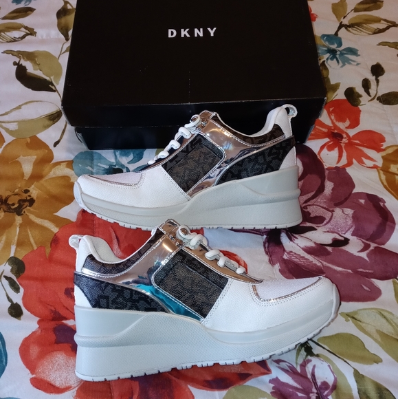 DKNY LEO Wedge Sneaker - Picture 3 of 8